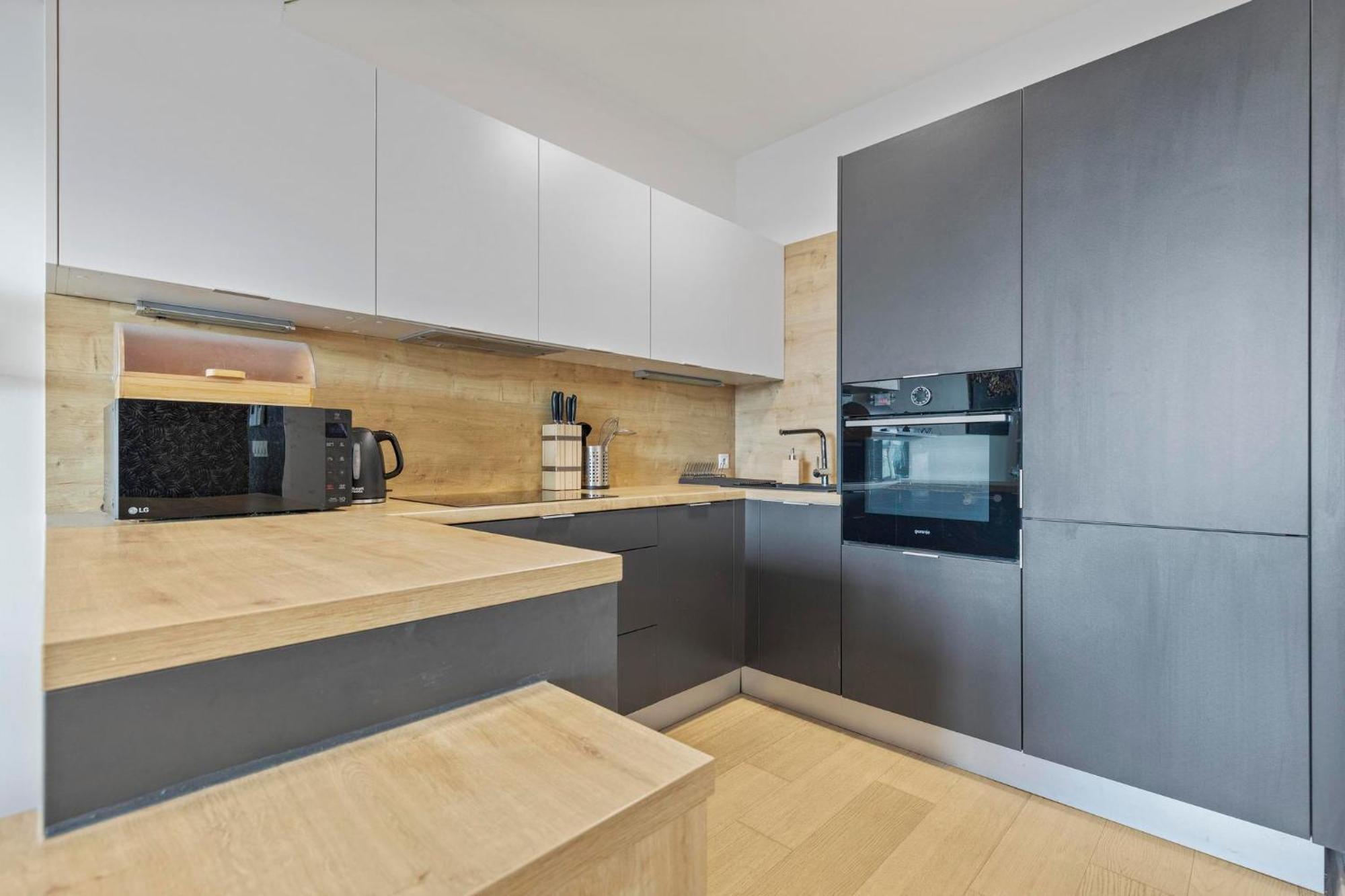 Panorama City Apartment In Downtown Area With Free Parking And Castle View Bratislava Eksteriør bilde