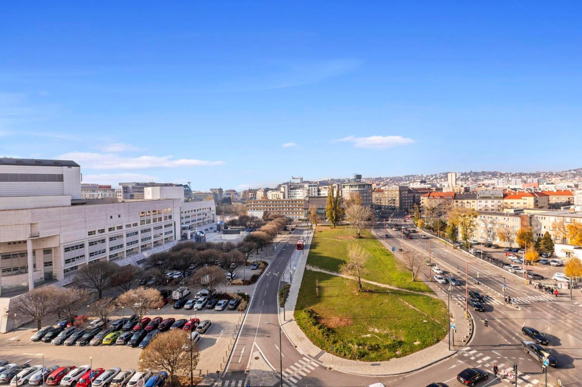 Panorama City Apartment In Downtown Area With Free Parking And Castle View Bratislava Eksteriør bilde