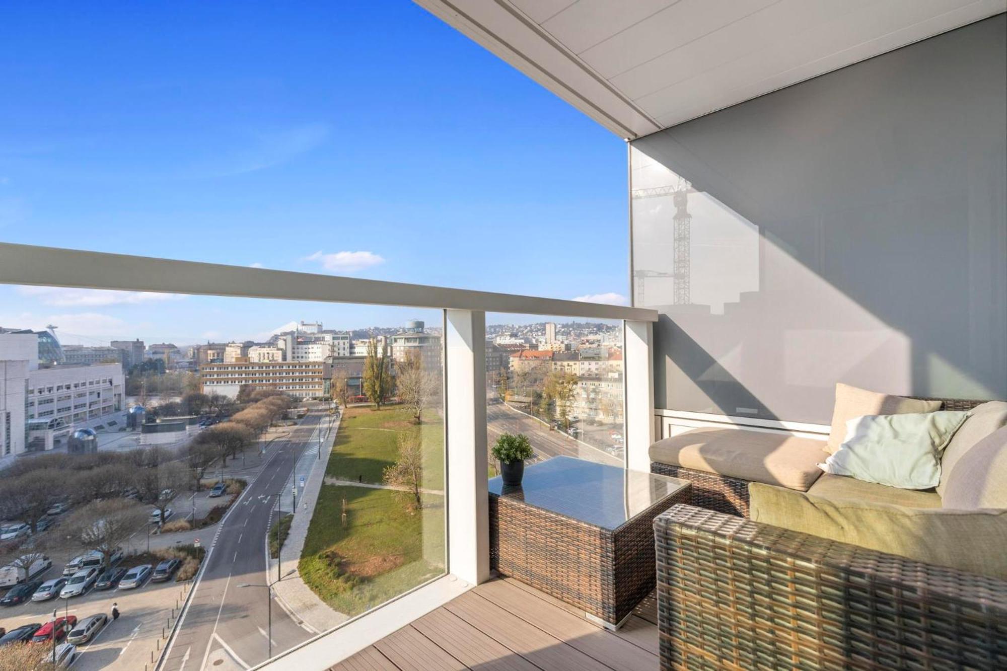 Panorama City Apartment In Downtown Area With Free Parking And Castle View Bratislava Eksteriør bilde